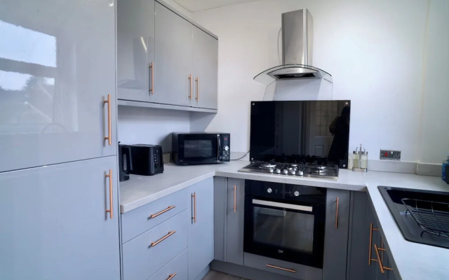 Modern 2 Bedroom Home in Edinburgh, Free Parking