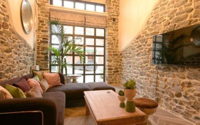 Akakia’s house