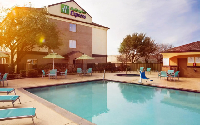 Holiday Inn Express & Suites DFW - Grapevine by IHG