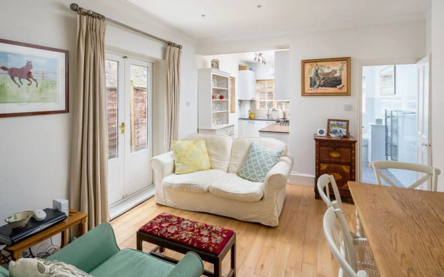 JOIVY Homely 2 Bed Riverside Flat with Patio in Hammersmith