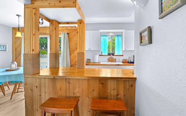 Charming Lakeside Condo - Moments to Lake Fun