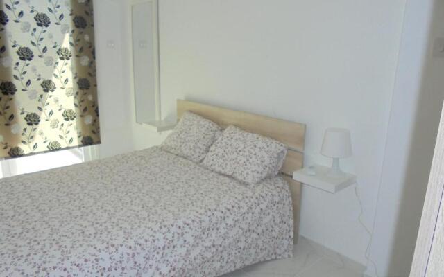 Kermia Court - Beach-front, modern 2 bedroom -sleeps 6