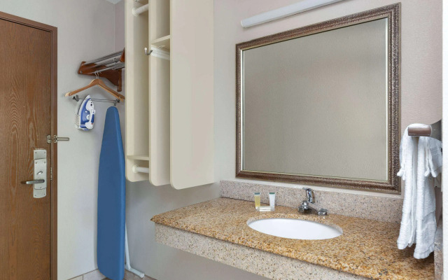 Days Inn & Suites by Wyndham Kansas City South