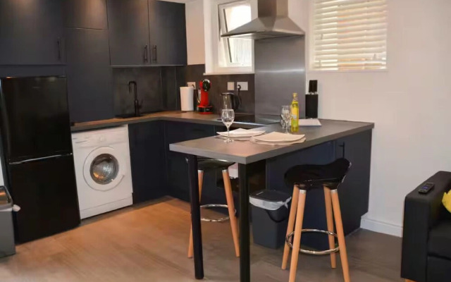 Stunning 1BR Apt in Central Cheltenham