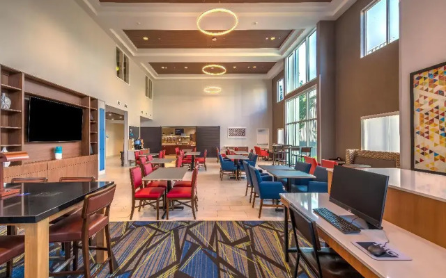 Holiday Inn Express And Suites - Reno Airport