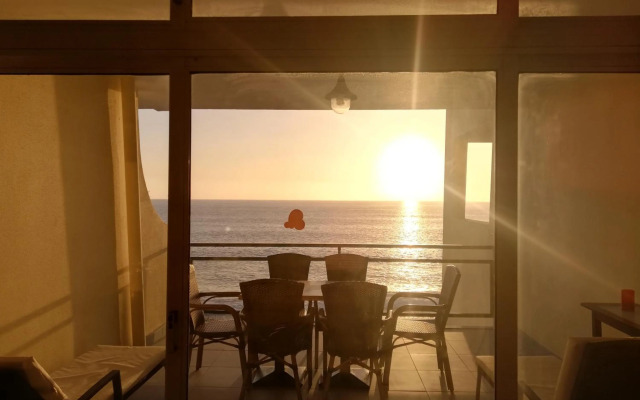 By the Beach & Pool Apartment