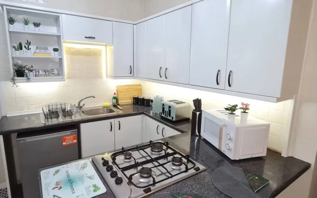 Large 3 Bed Flat Free Parking