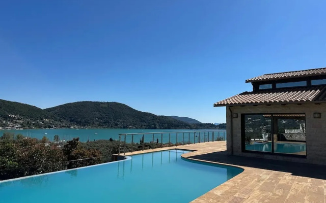 Smaragdine Blue Villa