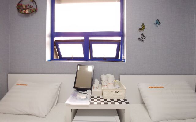 Road Myeongdong Guesthouse