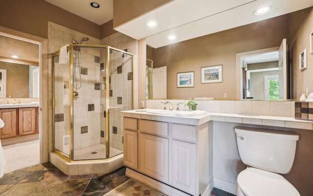 Rounds Retreat 4 Bedroom Home by RedAwning