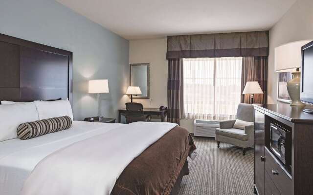 La Quinta Inn & Suites by Wyndham DFW Airport West - Euless