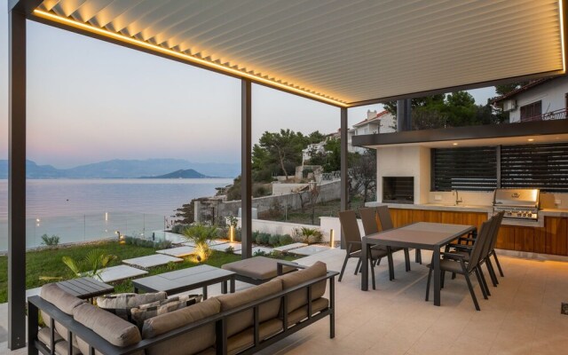 Beachfront Villa Grey Martini with Pool
