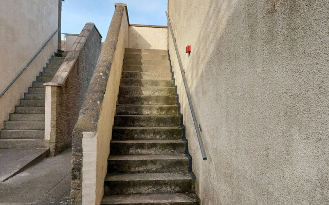 1st Floor Hillview 2 Bedroomed Central Location