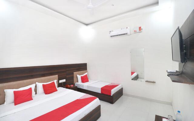 OYO 16379 Hotel LivInn Hub
