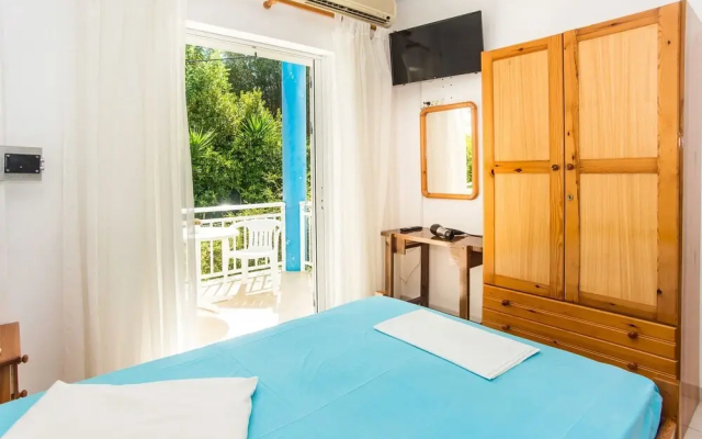 Bluewhite Studio - Garden by the Pool