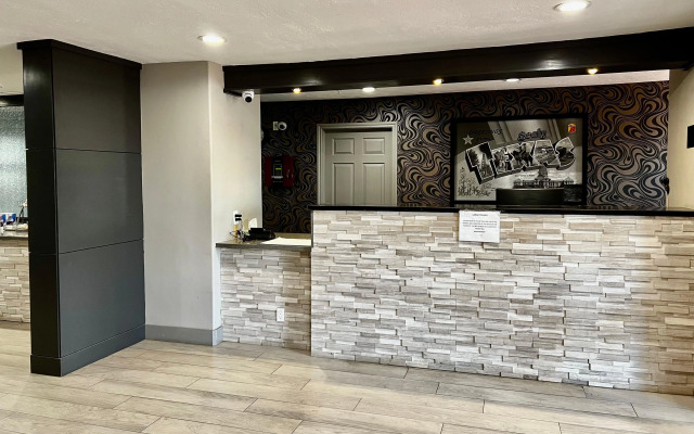 Super 8 by Wyndham Sealy