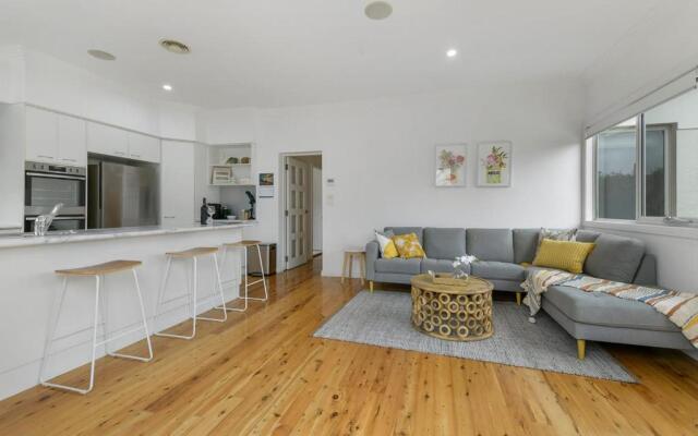 Leafy Lamrock Cosy 3 bedroom home Near CBD