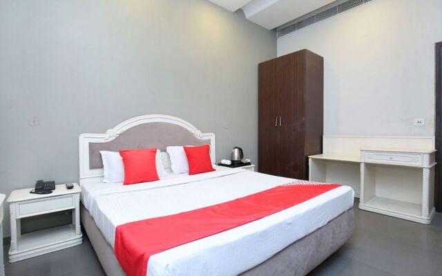 OYO 23498 Hotel Jane Royale