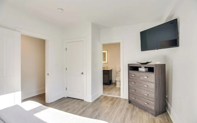 Walk to Bowen's Wharf: Condo in Dtwn Newport