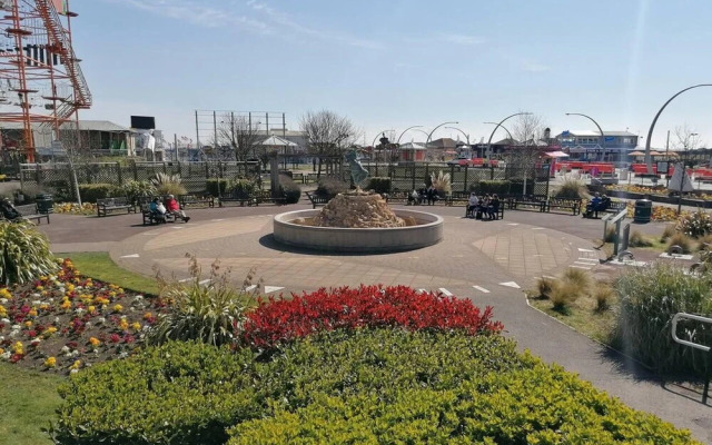 Beach Apartment - Sleeps 4, Garden & Parking