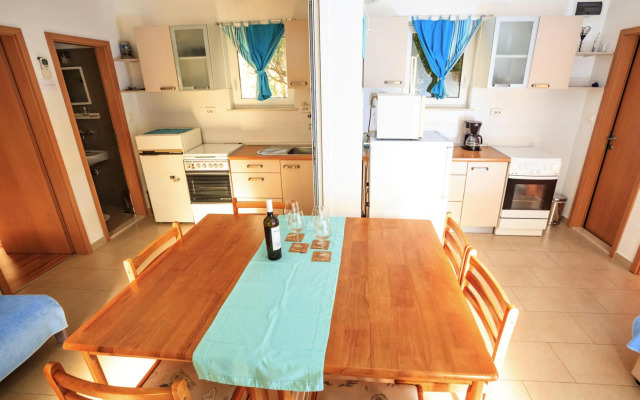 Bungalow In Sumartin, With Garden, Near The Sea