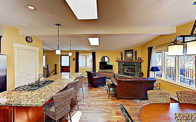 Charming & Warm Private 'in-Town' Home by RedAwning