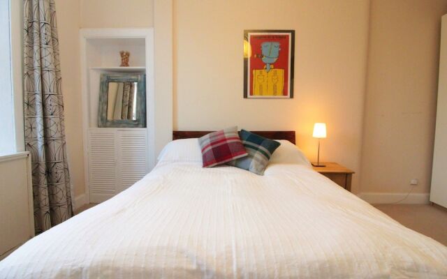 Bright, Spacious Flat For 2 in Edinburgh