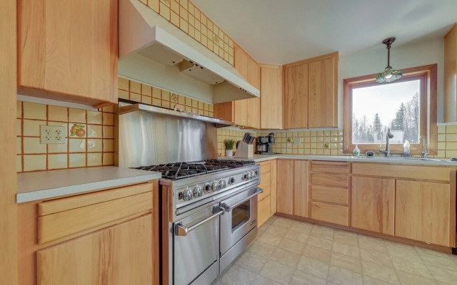 On-site Kenai River Fishing: Soldotna Apartment!