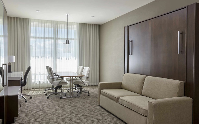 Calgary Airport Marriott In-Terminal Hotel