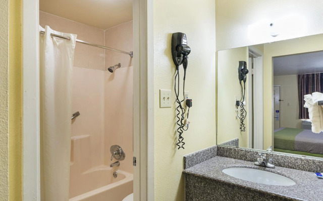 Motel 6 Livingston, TX