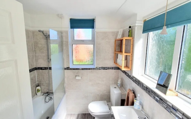 3-bed House With Superfast Wi-fi, DW Lettings 15vr