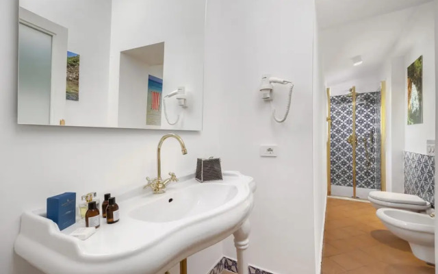 Deluxe Home in Sorrento Old Town with Balconies