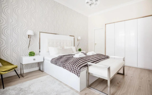 De Luxe 1-bedroom, 2-bathroom Condo in the Center