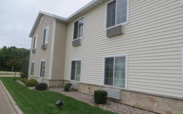 Cobblestone Inn & Suites - Brillion