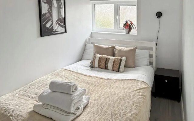 Cozy Hideaway With Hot Tub & Sauna Sleeps 7