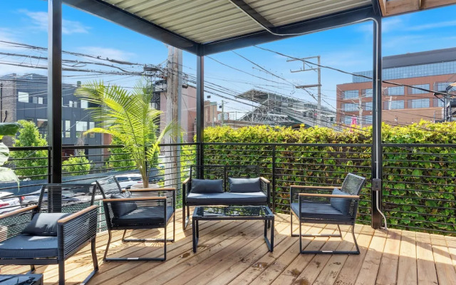 Wrigleyville Suites