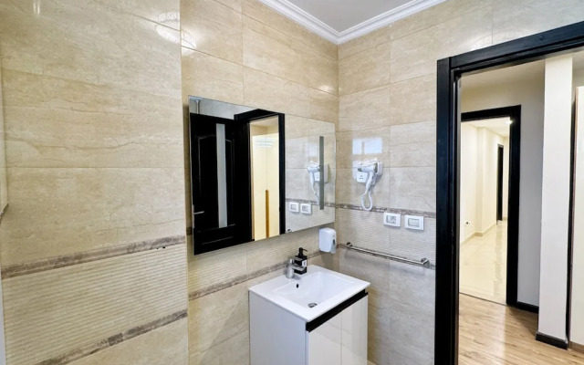 Calm & Classy 2BR - 5 min to Airport