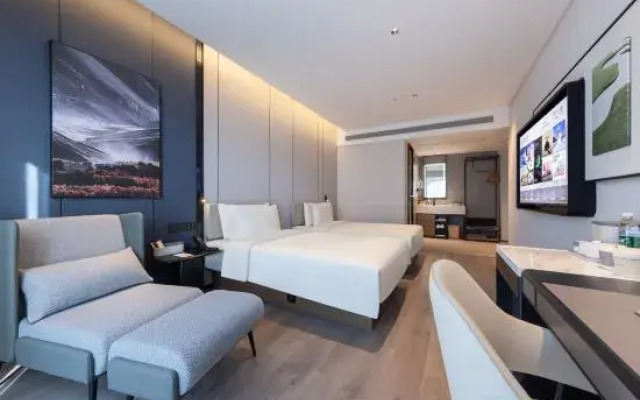 Atour Hotel Xinxiang East Station Pingyuan Road
