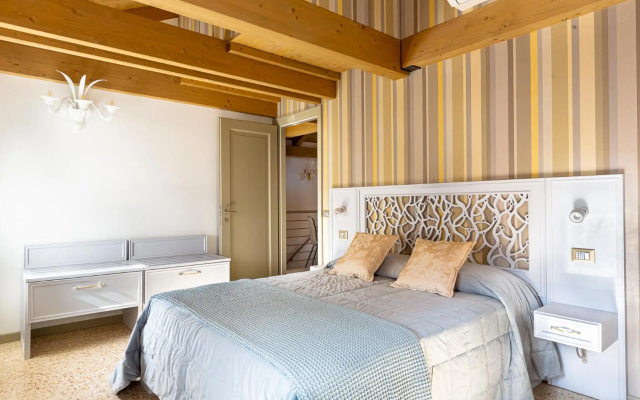 Ca' Cappello Venice Apartment 2 with Canal View