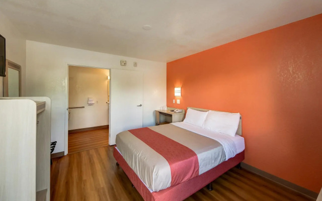 Motel 6 Lakeland, FL
