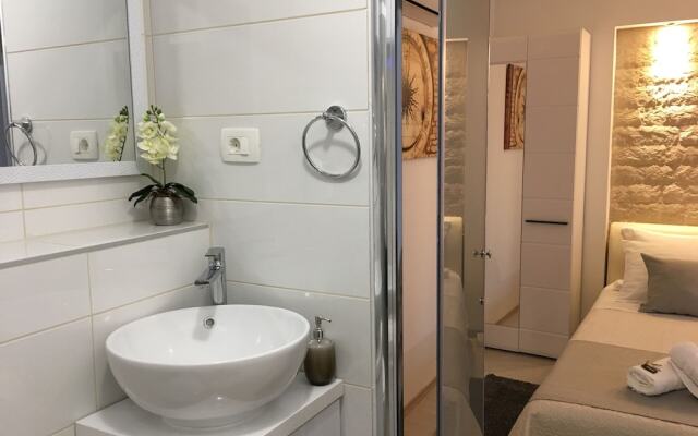 Central Split Apartments And Rooms Paese