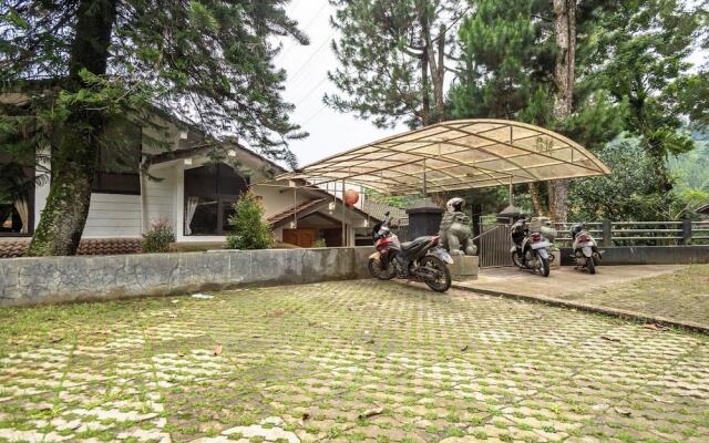 RedDoorz @ Mega Indah Villa Estate G16
