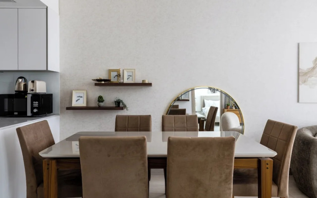 Waves - Urban Chic 1BR Apt With Maid