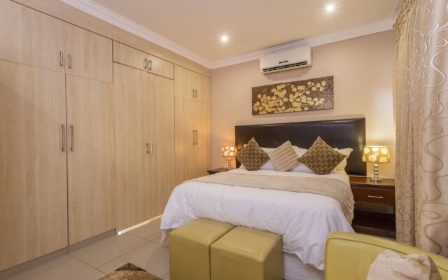 Ezulwini Guest House - Queen Room With Balcony, Pool View Jacuzzi in Balito