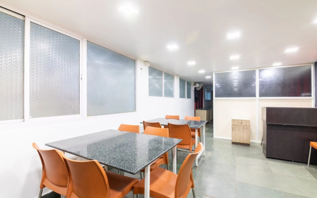 OYO 5379 Crown White House
