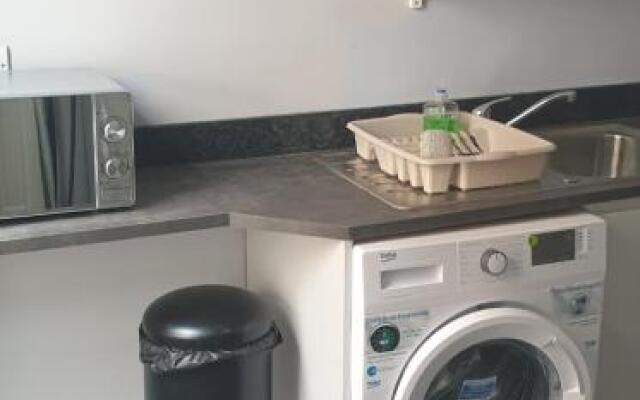 Modern 2 bed apartment with parking