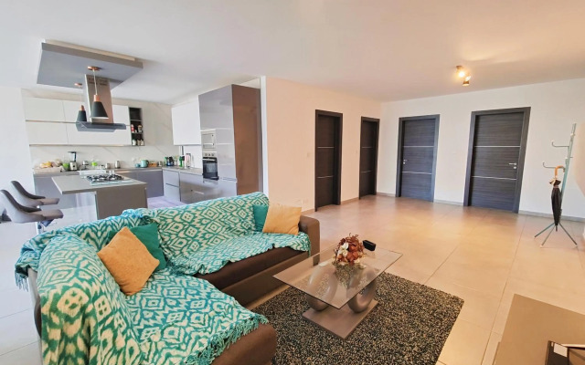 Large Central Apartment Near Valletta & Seafront