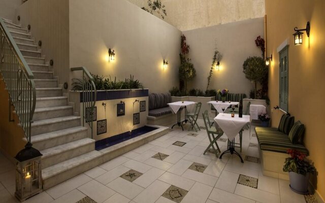 Efchi Suites 1904