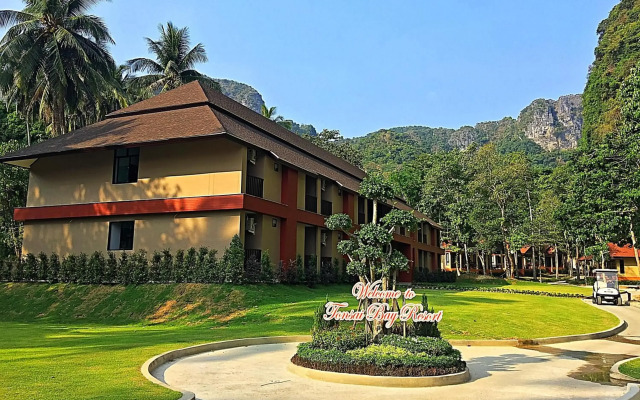 Tonsai Bay Resort