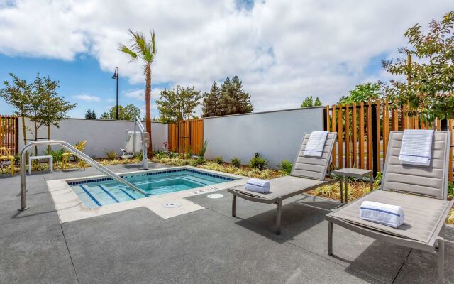 Hotel Centro Sonoma Wine Country, Tapestry Collection Hilton